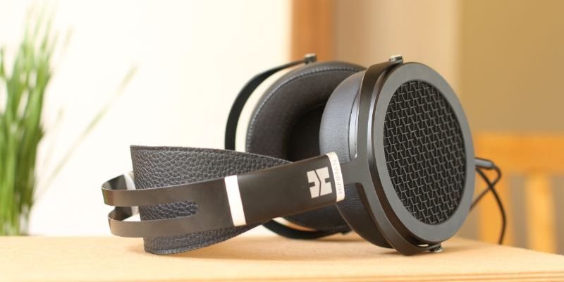 Open and closed online back headphones