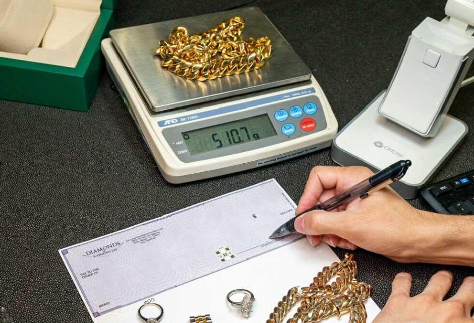 Selling Gold Online vs. In-Store: Which Is Better for You
