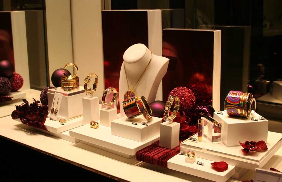 The Visual Merchandising Secret Weapon: Jewelry Display Cases that Sell
