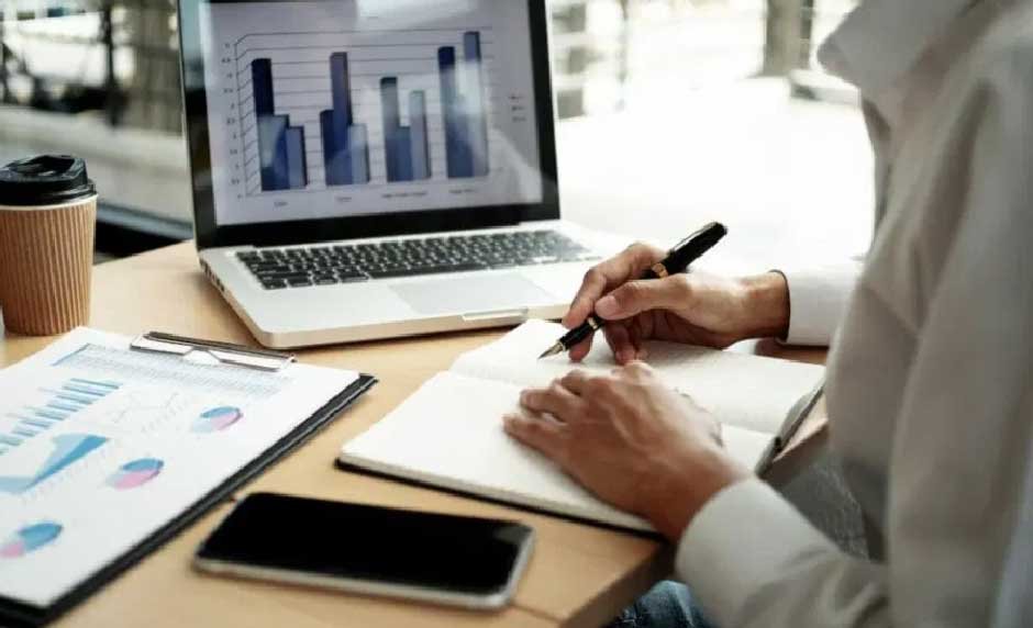 From Numbers To Strategy: Exploring Fundamental Stock Analysis For Smart Investment